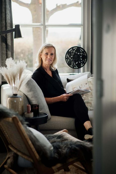 Interieurstyliste in woontijdschrift